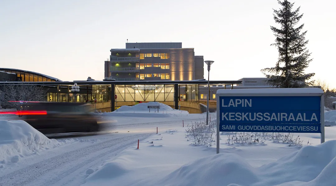 Talvinen ulkokuva Lapin keskussairaalasta.