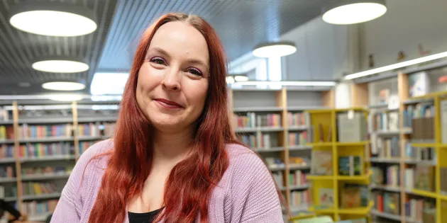 Mira Mämmelä kirjastossa.