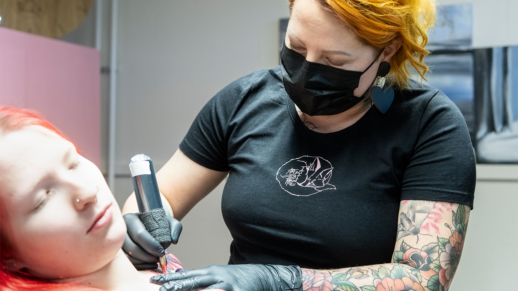 Riikka Rapo tatuoi tytärtään.