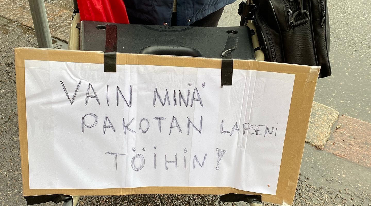 Mielenosoituskyltti: Vain minä pakotan lapseni töihin.