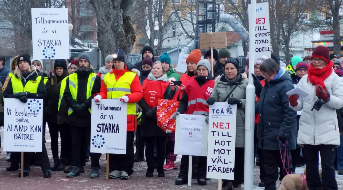 mielenosoittajia Maarianhaminassa maakuntapäivien edessä 