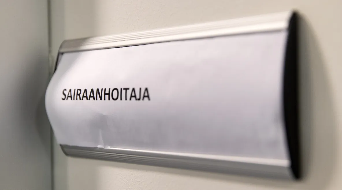 Ovikyltti, jossa lukee &quot;sairaanhoitaja&quot;. 
