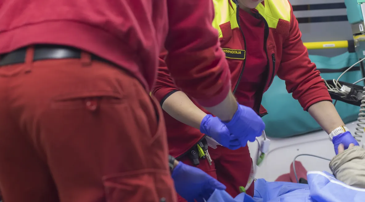 Kaksi ensihoitajaa työskentelee ambulanssissa. 