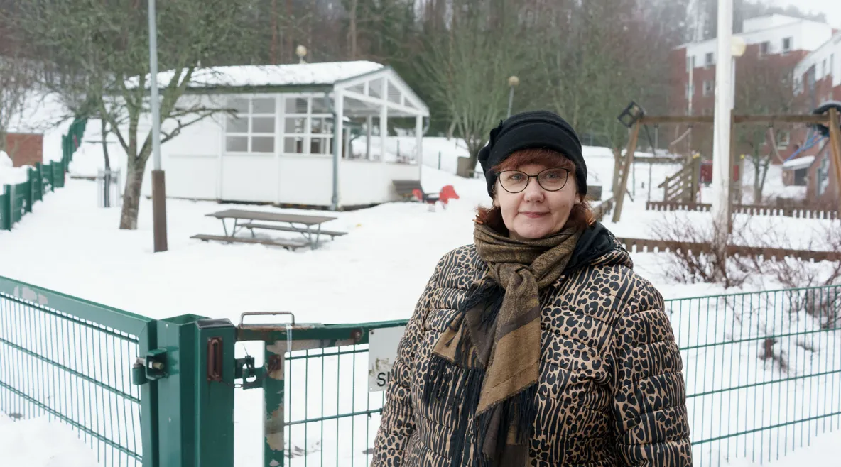 Lastenhoitaja Anna Vieru poseeraa Malminkartanossa talvisen päiväkoti Metsätähden edessä.