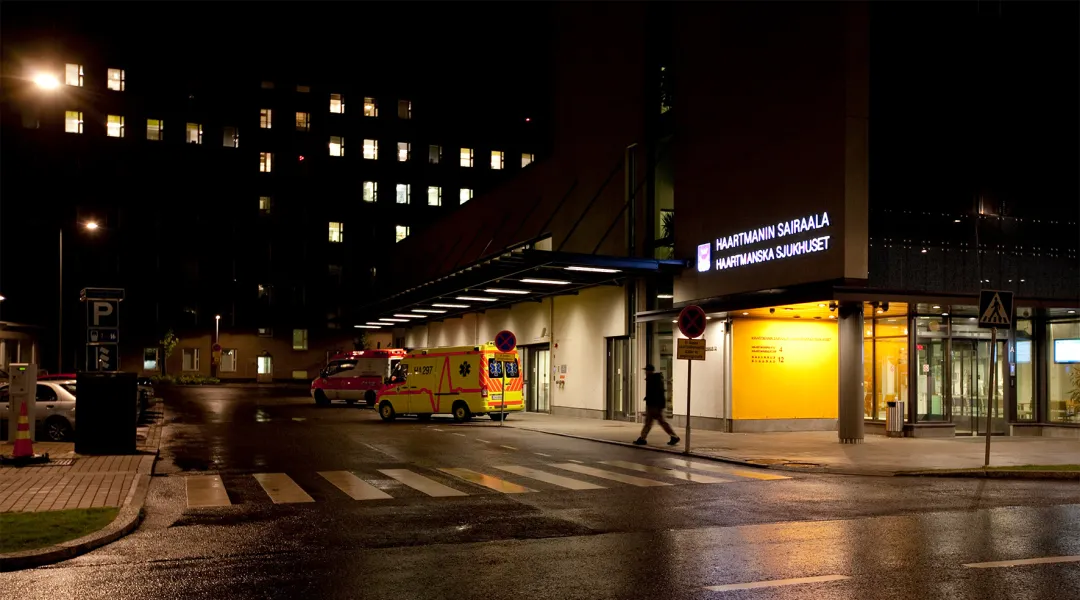 Ambulanssi Haartmanin sairaalan edustalla