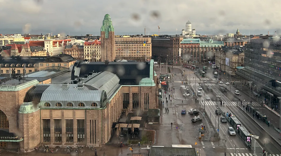 Ylhäältä otettu kuva Helsingin rautatieasemasta ja edustasta.