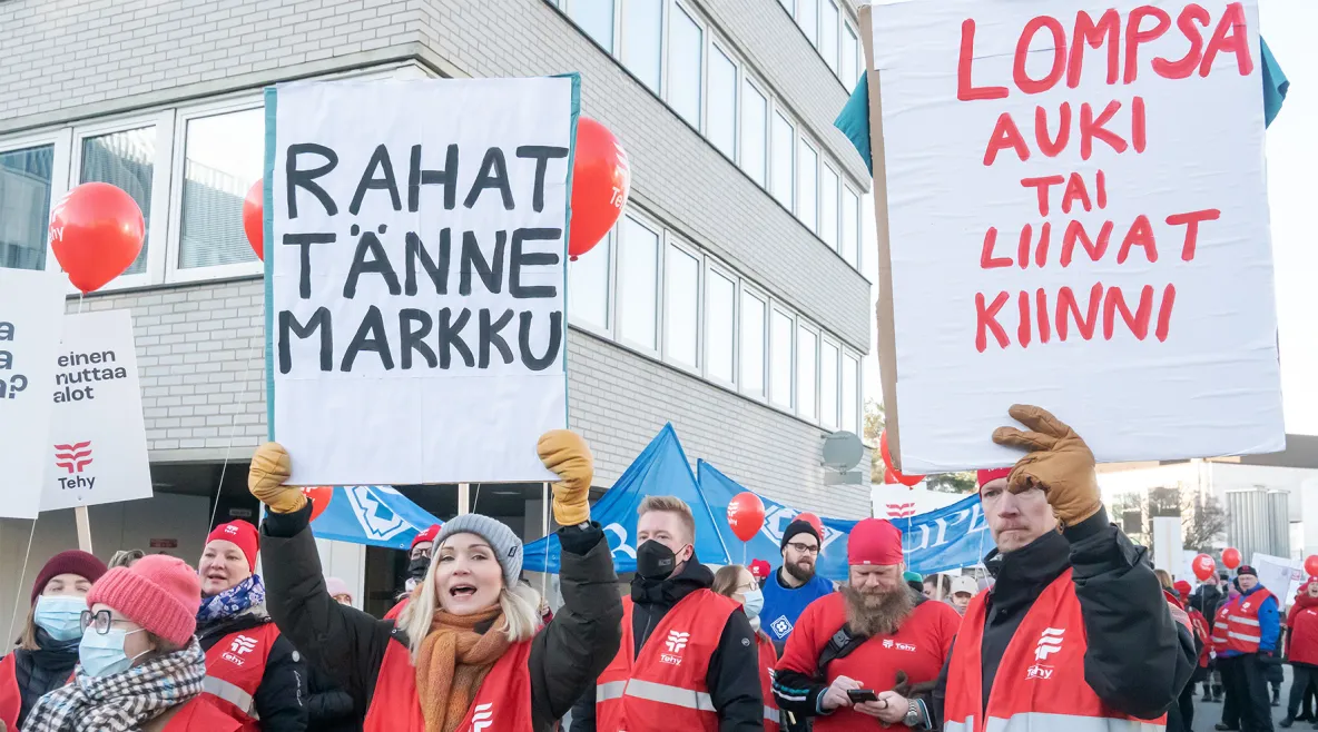 Tehyläisten ja superlaisten mielenosoitus Helsingissä.