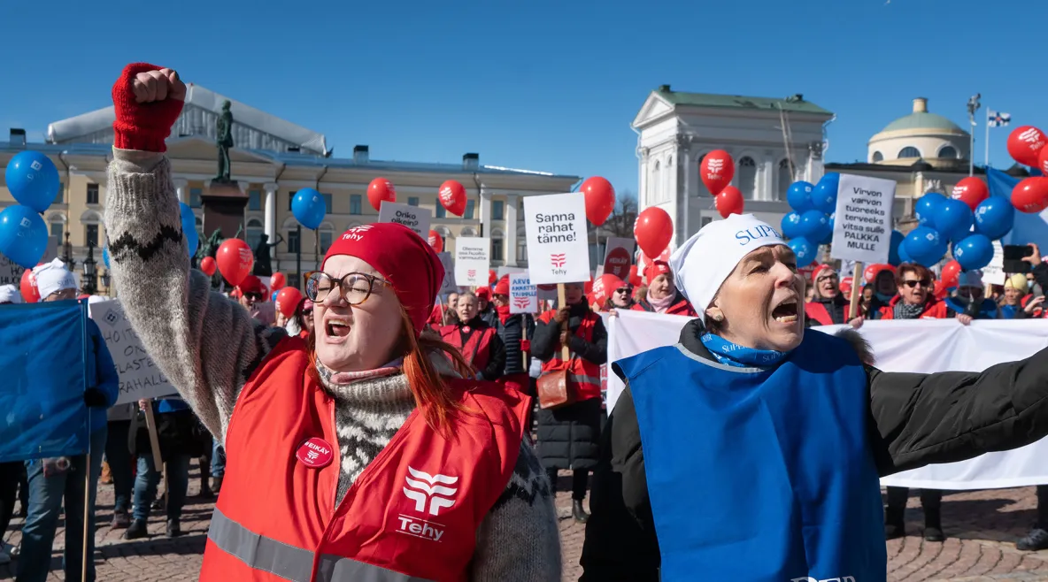 Tehyn puheenjohtaja Millariikka Rytkönen ja SuPerin puheenjohtaja Silja Paavola mielenosoituksessa Senaatintorilla. 