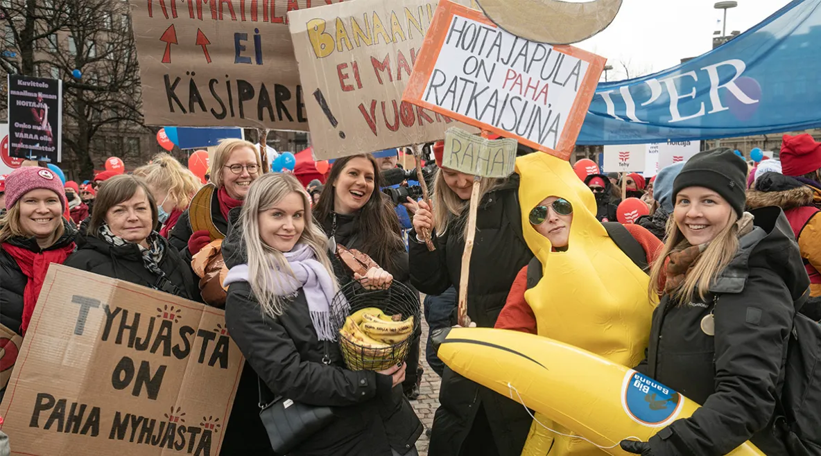 Tehyläisten ja superlaisten mielenosoitus Helsingissä.