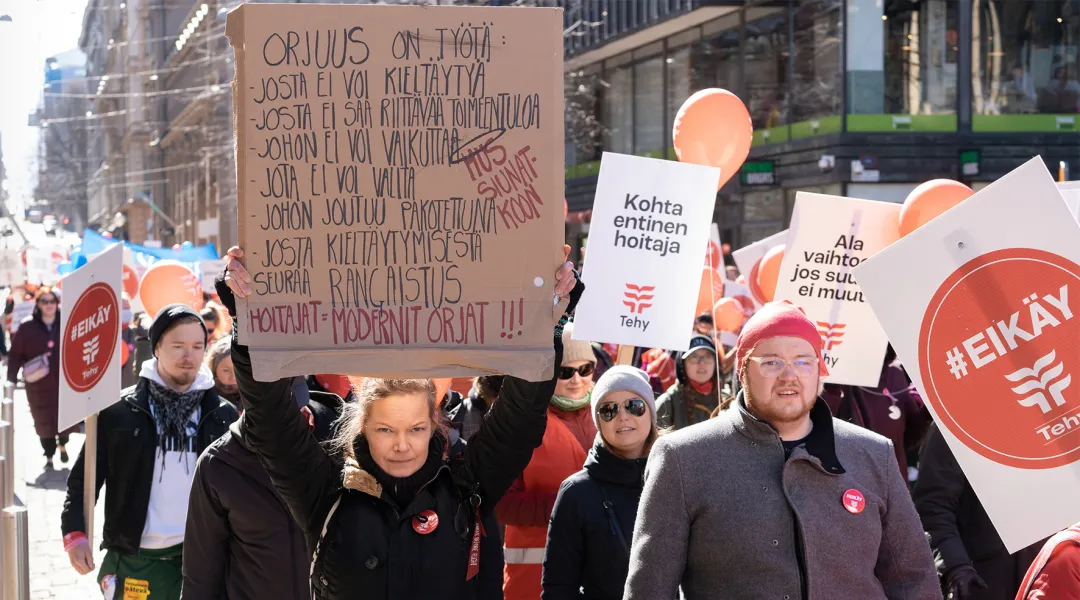 Tehyläisiä mielenosoituksessa Helsingissä. Kyltissä vastustetaan potilasturvallisuuslaki. 