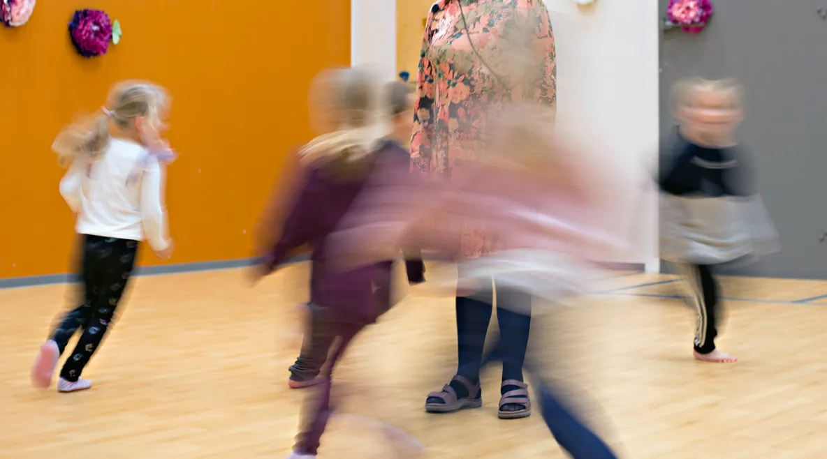 Lapsia juoksemassa päiväkodin jumppasalissa. 