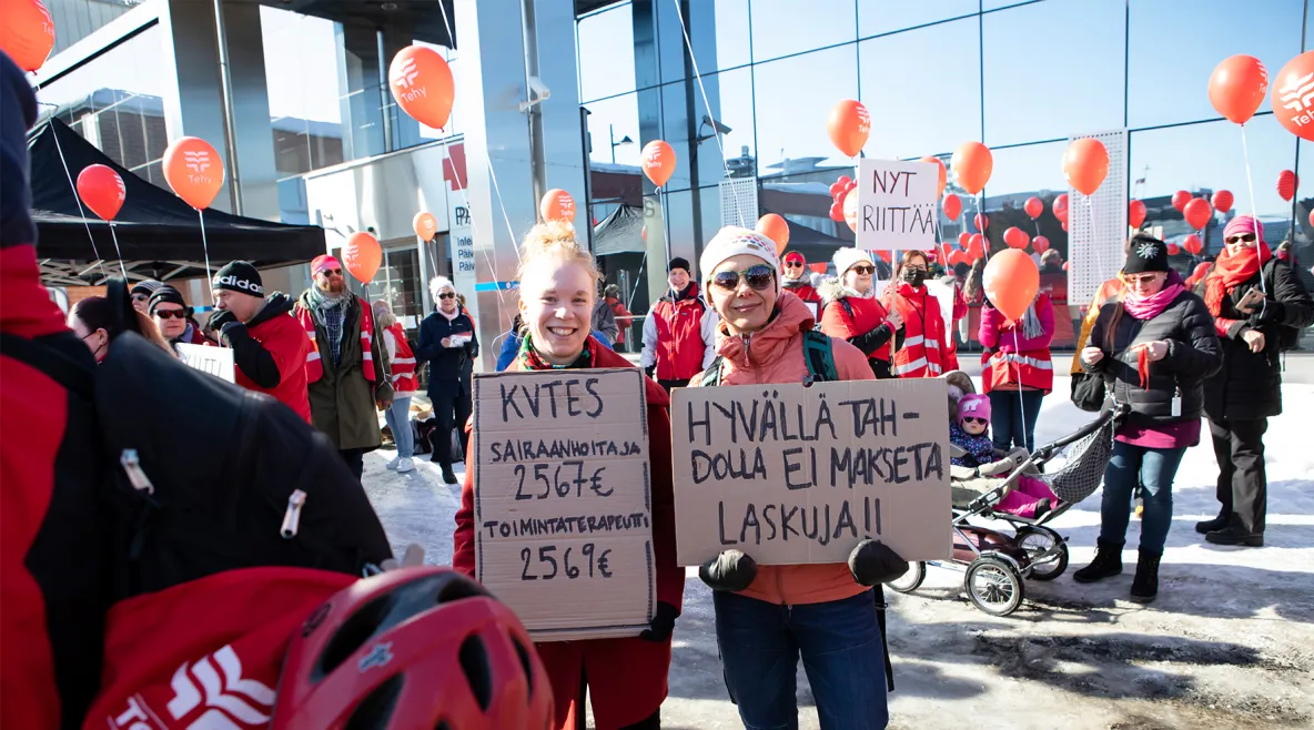 Tehyläisten ja superilaisten mielenosoitus Jyväskylässä.