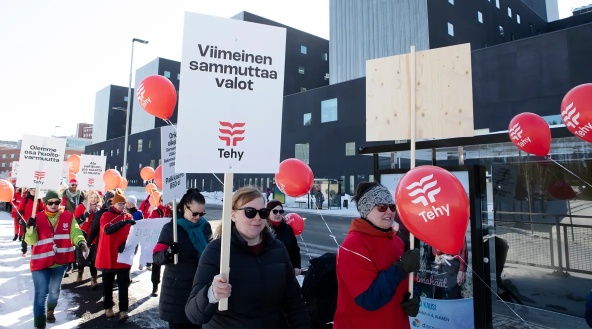 Tehyläiset osoittavat mieltään Jyväskylässä.