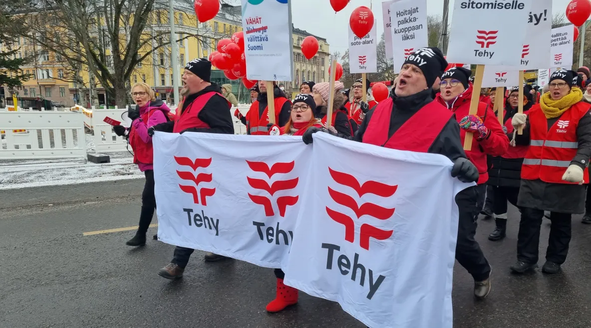 Tehyläiset marssivat hallituksen heikennyksiä vastaan.