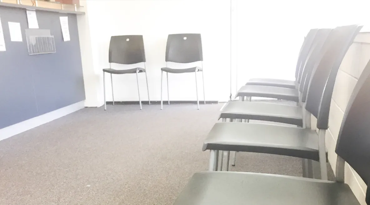 Sairaalan tyhjä odotustila. Tuoleja rivissä seinustalla. Kolme uutta hyvinvointialuetta valtion arviointimenettelyyn