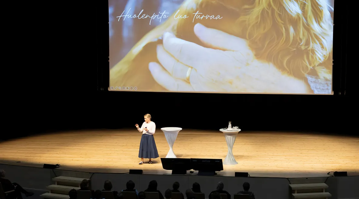 Maaret Kallio puhuu esiintymislavalla.