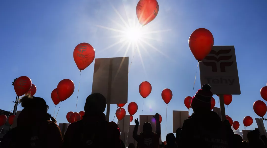 Tehyläinen mielenosoitus, iso väkijoukko auringossa, punaiset ilmapallot.