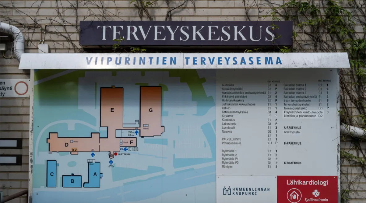 Viipurintien terveysaseman kyltti Hämeenlinnassa.