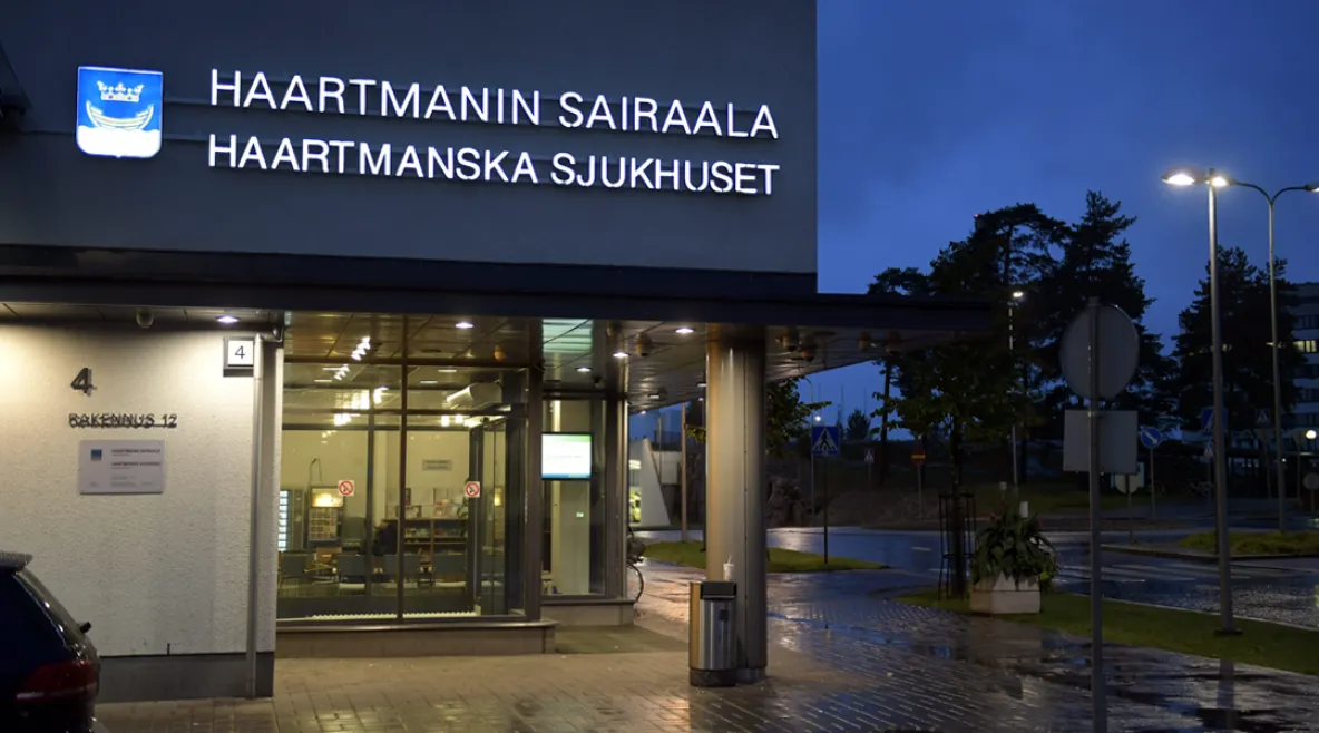 Haartmanin sairaala ulkoapäin hämärässä illassa lumettomaan aikaan.