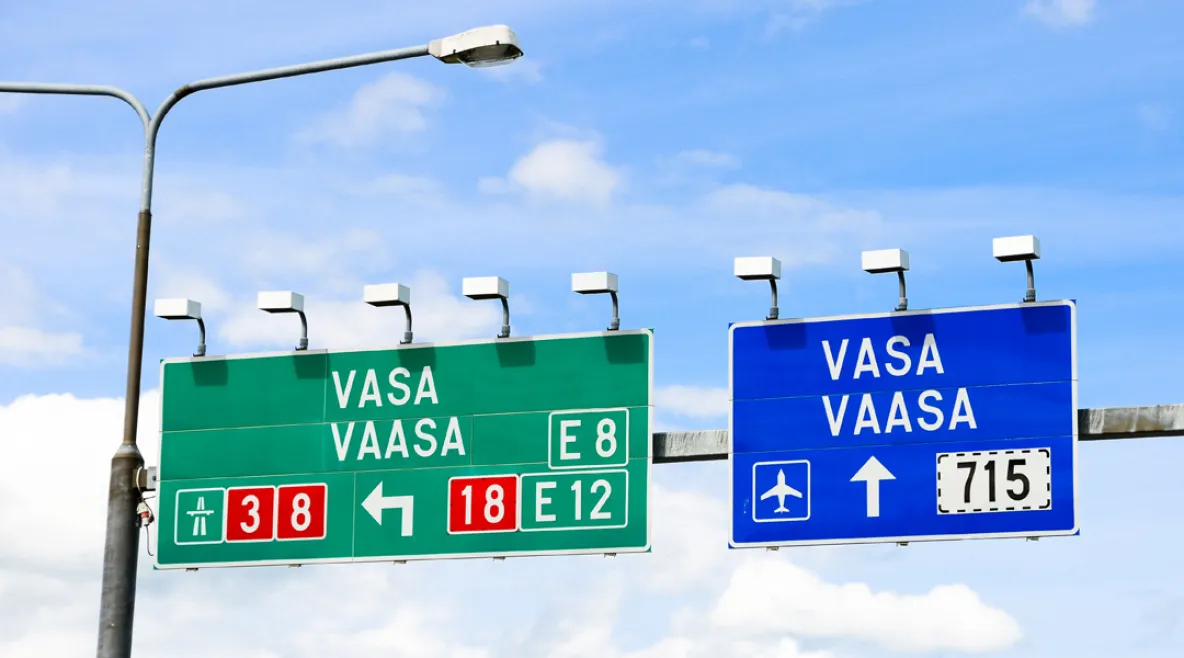 Maantiekylttejä, joissa lukee &quot;Vaasa&quot;.