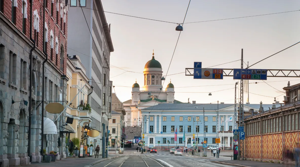 Näkymä Helsingin kauppatorille. Taustalla Suurkirkko.