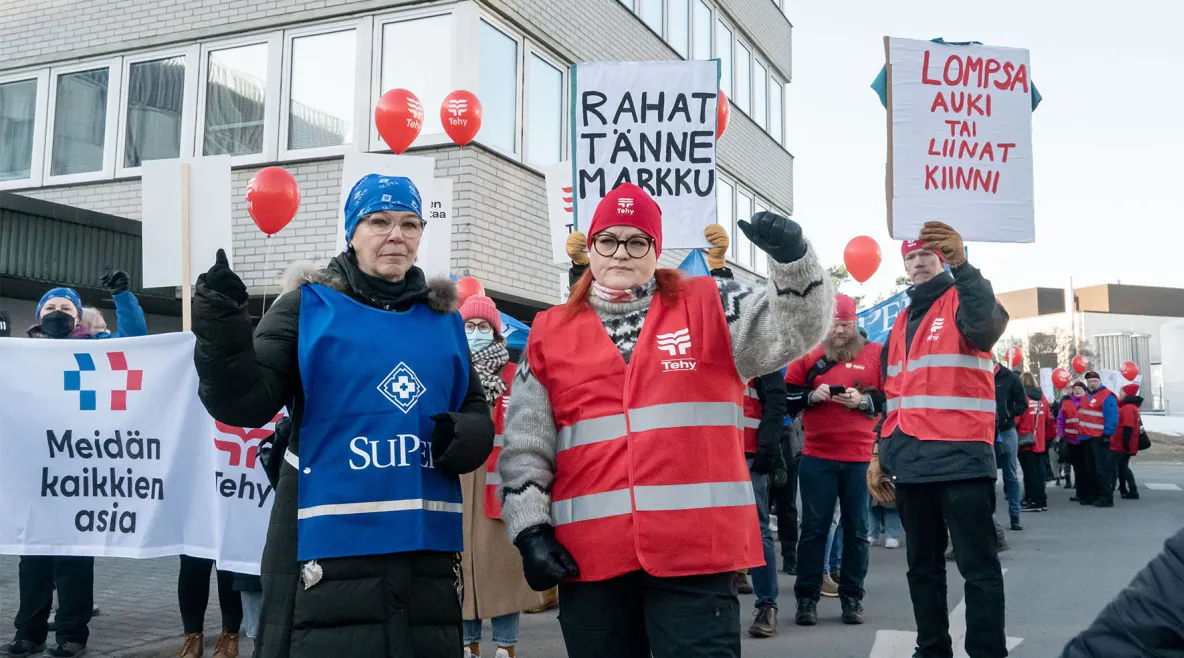 Silja Paavola ja Millariikka Rytkönen mielenosoituksessa Helsingissä 1.4.