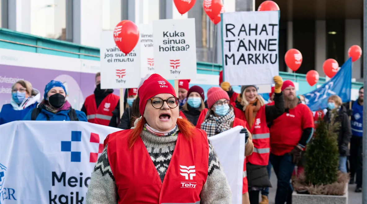 Tehyn puheenjohtaja Millariikka Rytkönen johtaa mielenosoitusta.