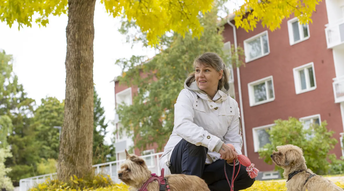 Mila Brisk koiransa kanssa syksyisessä maisemassa.