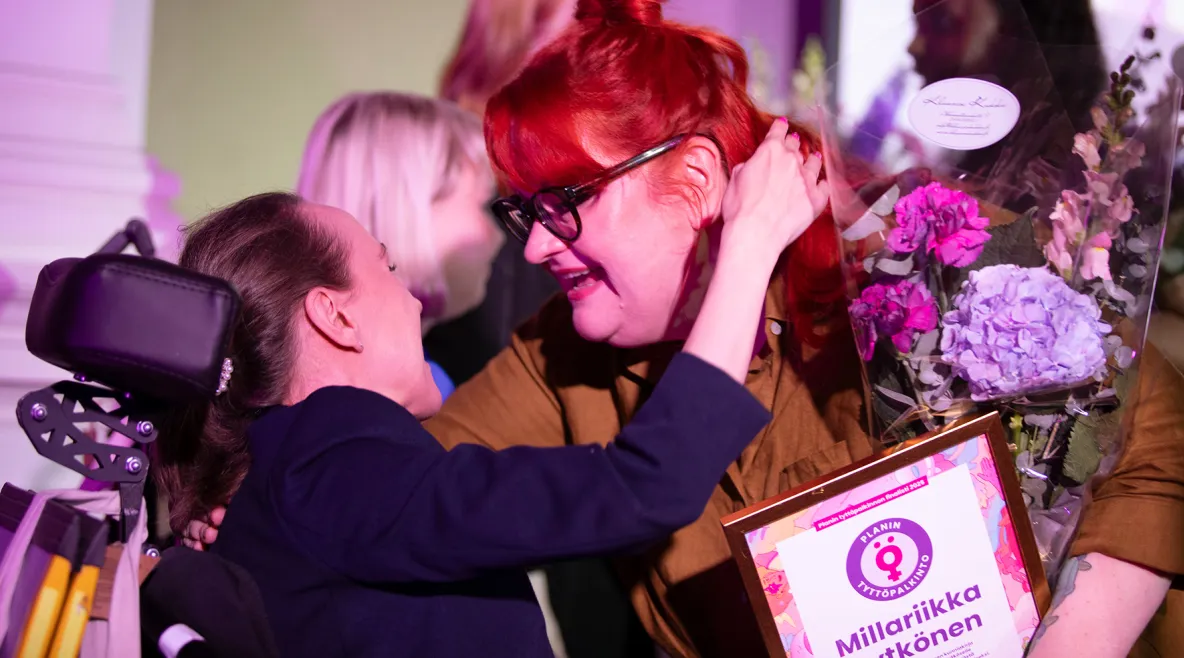 Millariikka Rytkönen halaamassa voittajaa.