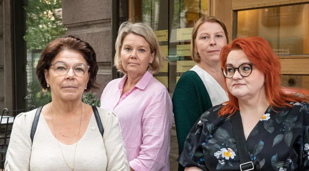 Silja Paavola, Anne Sainila-Vaarno, Else-Mai Kirvesniemi ja Millariikka Rytkönen valtakunnansovittelijan toimiston ovella.