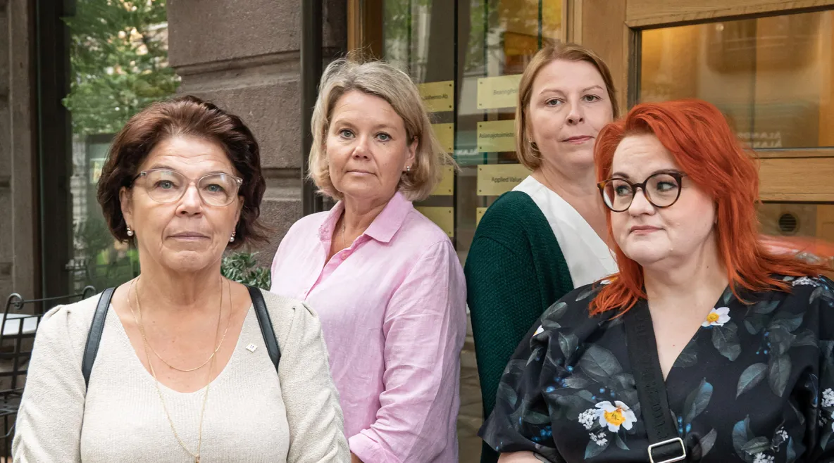 Silja Paavola, Anne Sainila-Vaarno, Else-Mai Kirvesniemi ja Millariikka Rytkönen valtakunnansovittelijan toimiston ovella.