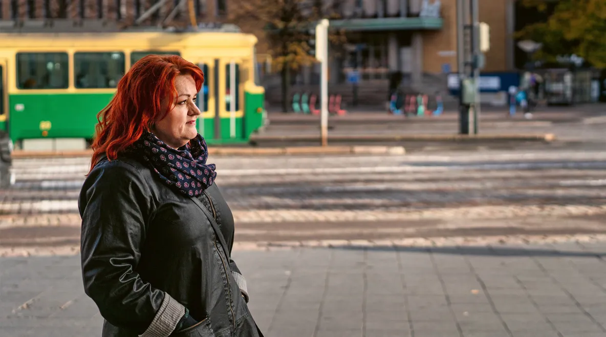 Tehyn puheenjohtaja Millariikka Rytkönen Helsingin keskustassa. Taustalla on raitiovaunu.