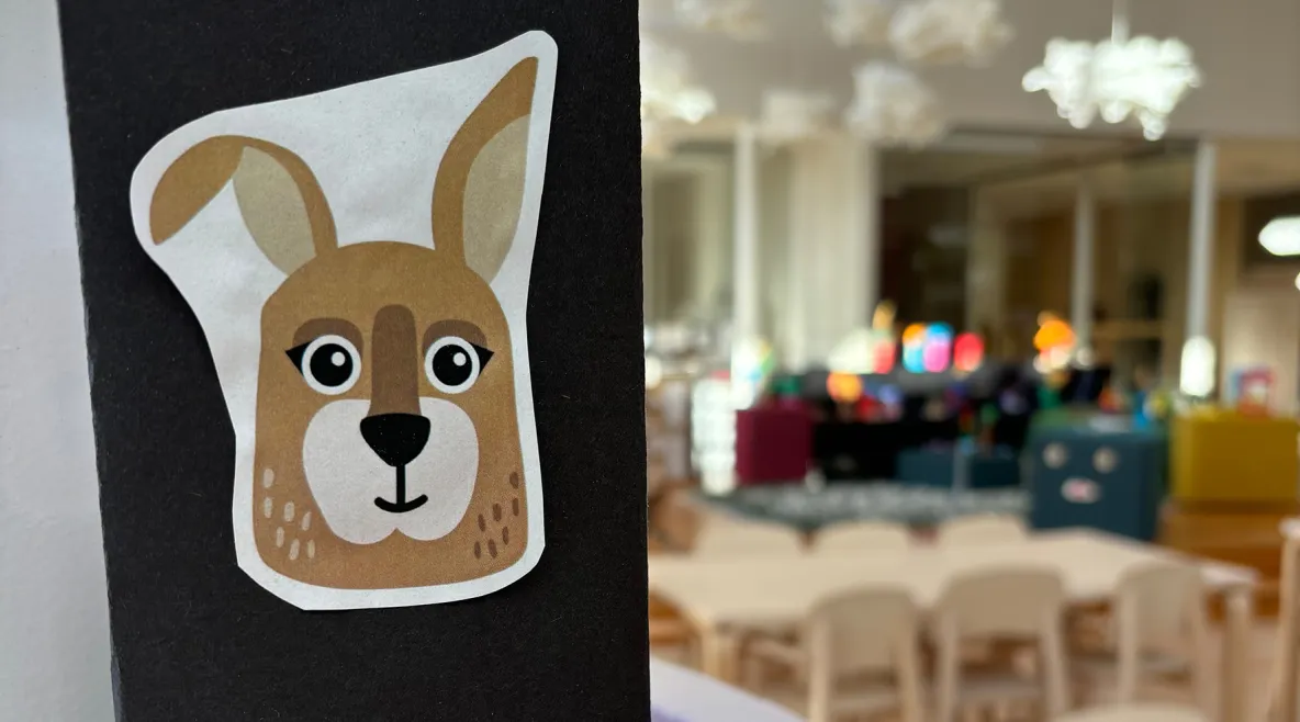 Näkymä päiväkodin tiloihin, ovessa jäniksen kuva. 