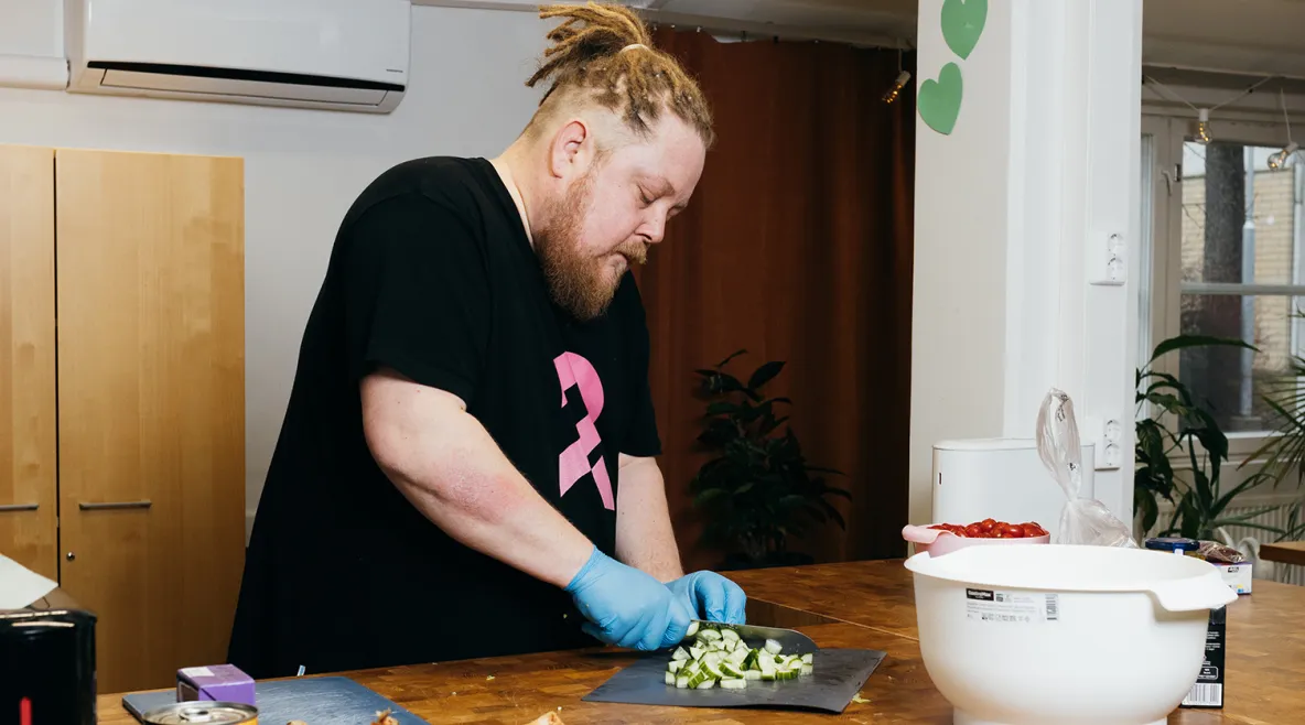 Rami Oksanen pilkkoo kurkkuja.