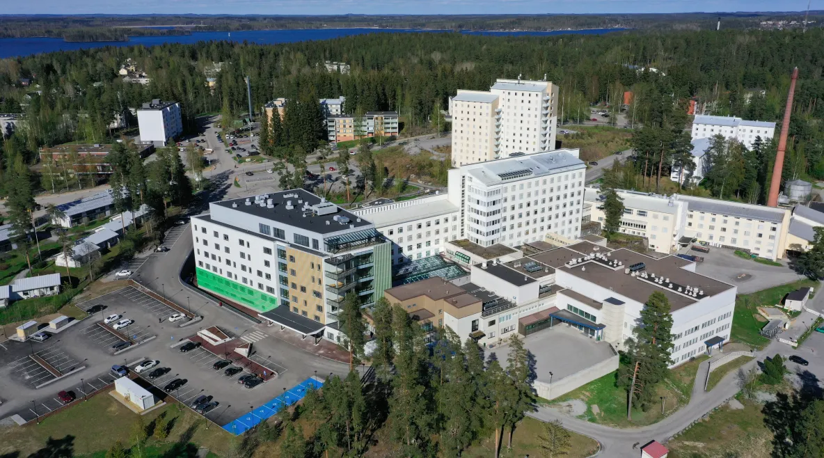 Ilmakuva Savonlinnnan sairaalan rakennuksista. Etelä-Savon hyvinvointialue aloitti yt-neuvottelut.