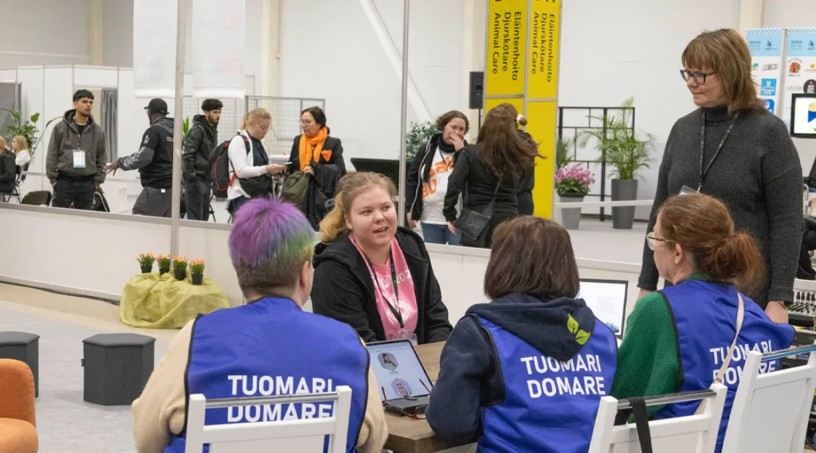 Lähihoitaja Nida Salonen Taitaja-kilpailuissa Turussa.