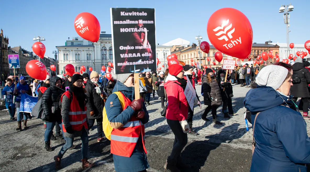 Tehyläisten ja superlaisten mielenosoitus Tampereen keskustorilla. Kyltissä lukee: &quot;Onko meille varaa olla maksamatta?&quot;