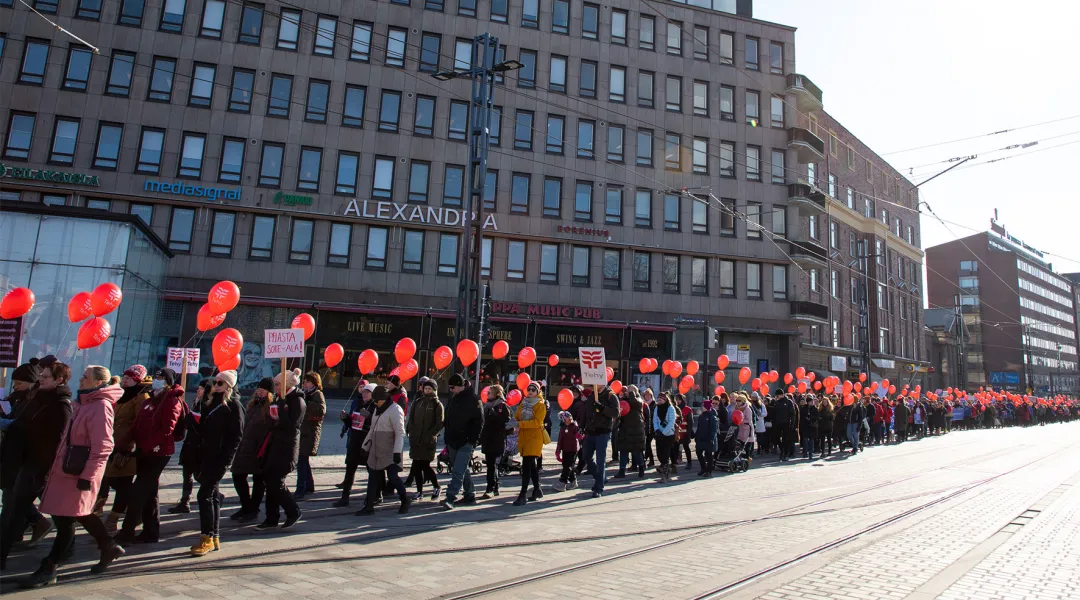 Tehyläisiä mielenosoittajia Tampereella