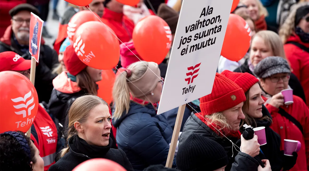 Tehyläisiä mielenosoituksessa Turussa.