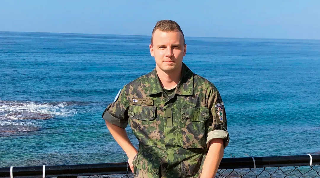 Mikko Alamäki seisoo meren rannalla.