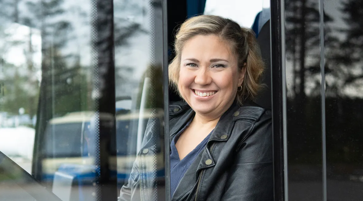 Ulrika Huurinainen katsoo linja-auton ikkunasta kuljettajan paikalta.