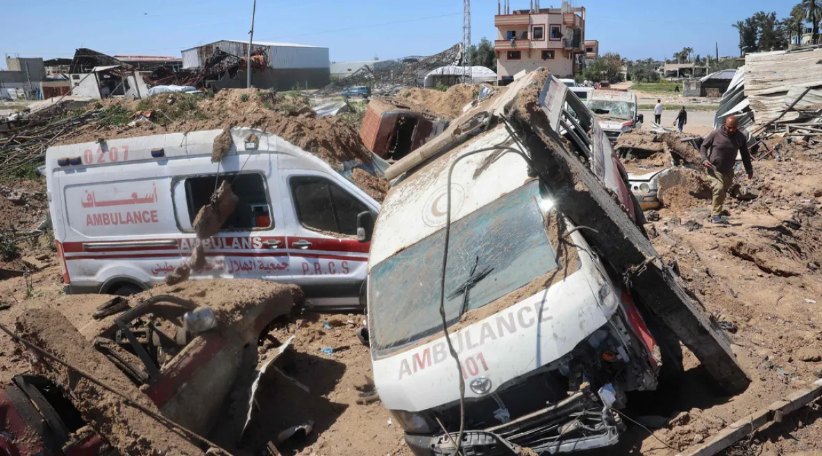 Palestiinalaiset tarkastelevat vaurioita ambulanssien korjauspihalla, jota iskettiin Israelin ilmaiskuissa al-Maghazin pakolaisleirillä keskisessä Gazassa 24. maaliskuuta 2025.