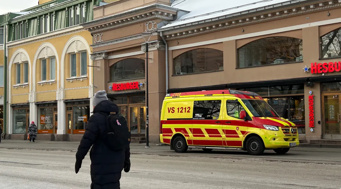 Ambulanssi parkissa Turun keskustassa.