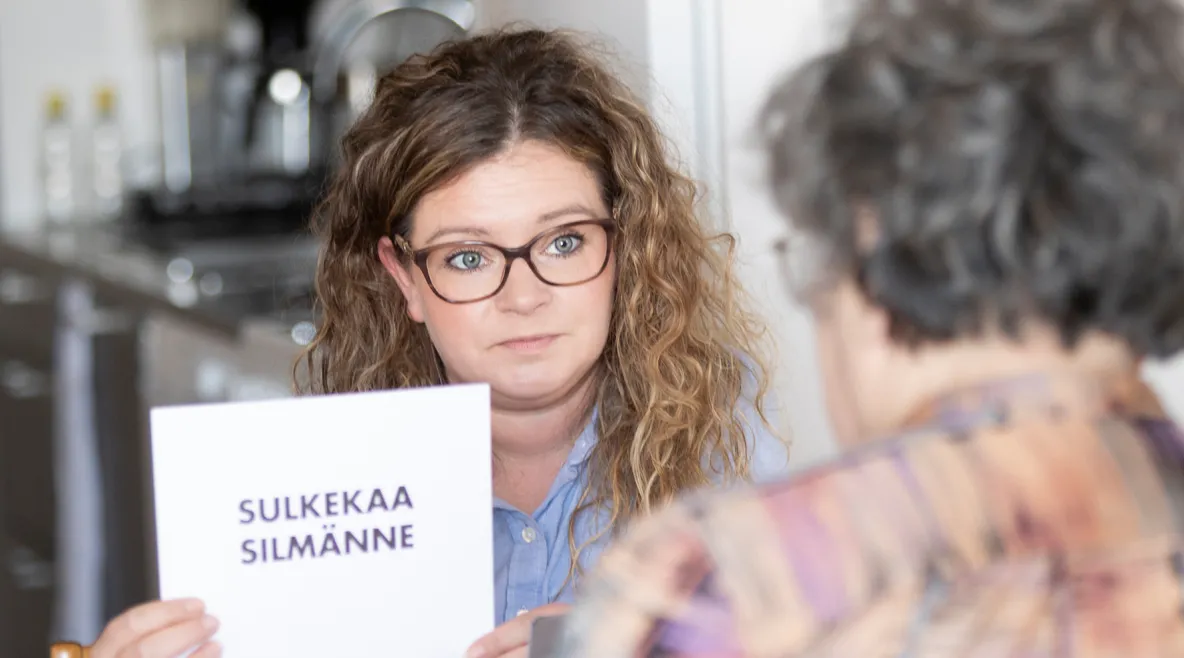 Geronomi tekee muistitestiä vanhukselle.