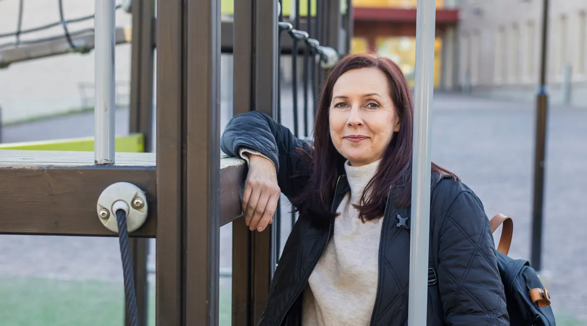 Palveluohjaaja Päivi Lehtinen koulun pihalla työreppunsa kanssa.