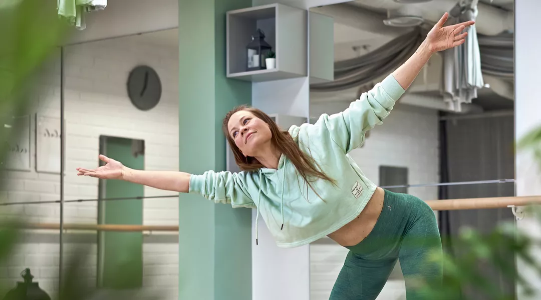 Osteopaatti Tiana Newell näyttää, miten käyttää myös tanssia osteopatiassa.