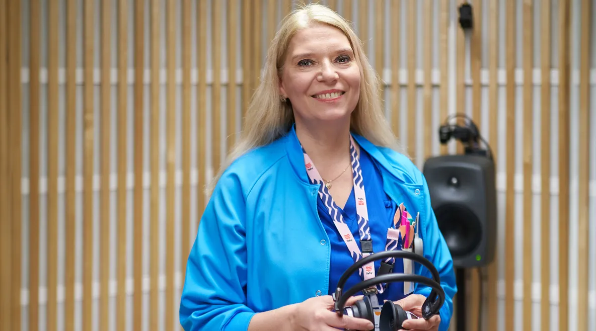 Tiina Aro työpaikallaan.