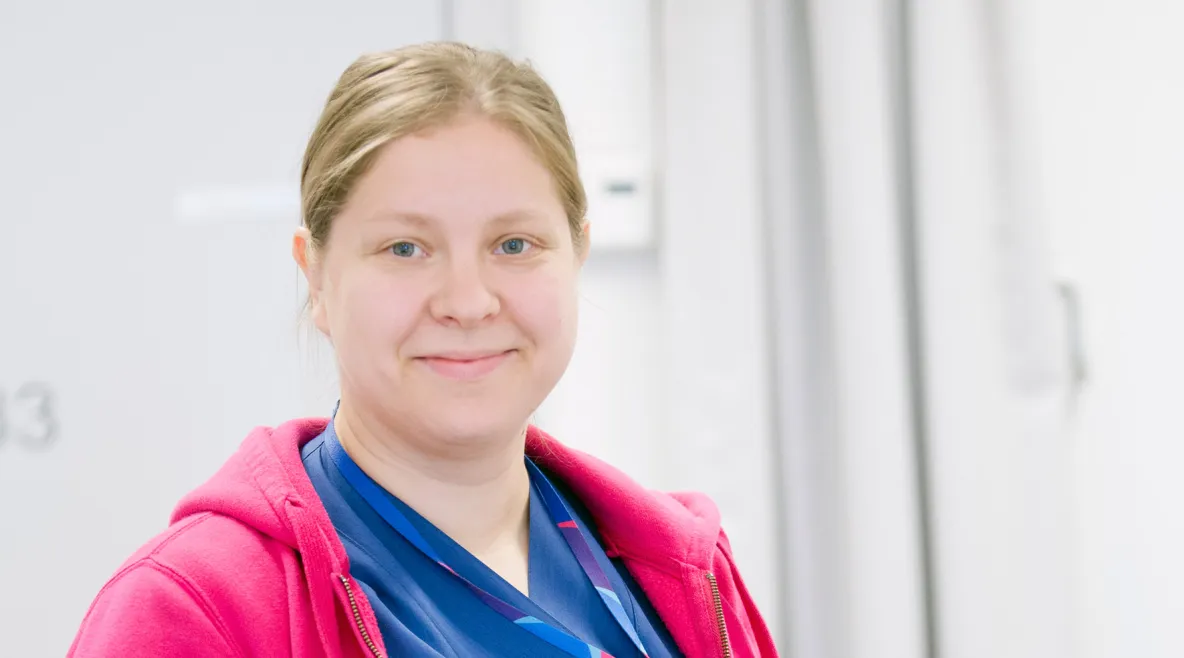 Sydänhoitaja Annemari Pirnes työasussa.