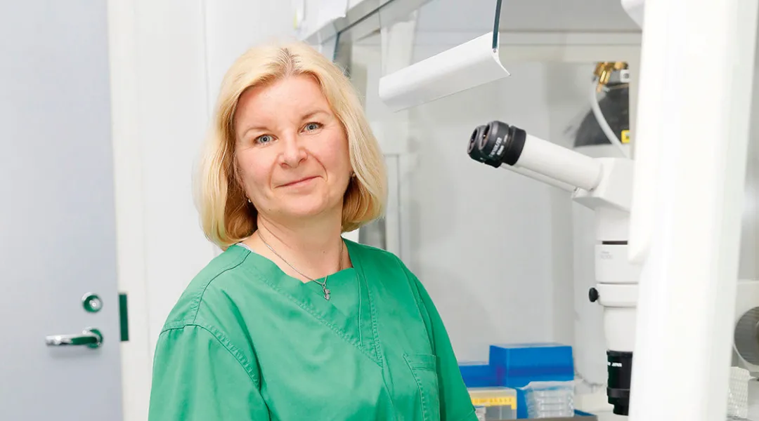 Hedelmöityshoitoja tekevä bioanalyytikko Eva Löfman laboratoriossa.