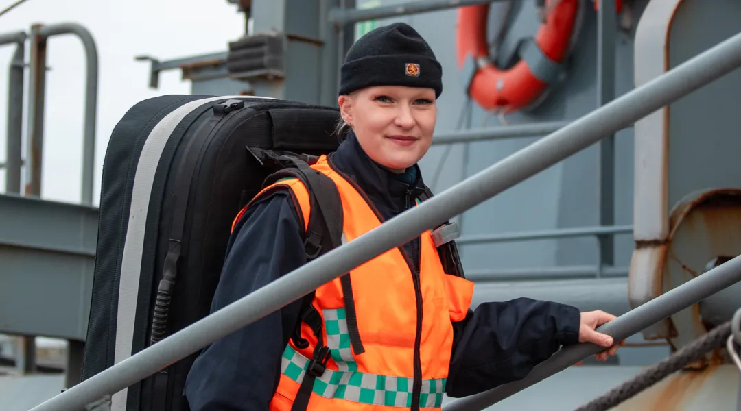 Kenttäsairaanhoitaja Ulla Haverinen on astumassa laivaan.